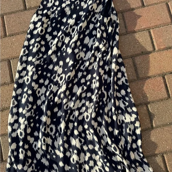 Elegant Blue and White Patterned Dress - Picture 4 of 5